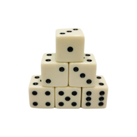 Dés en acrylique polyédriques carrés personnalisables de 16 mm, 6 options de couleurs avec logo personnalisé pour jeux de société/de cartes