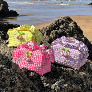 Venta al por mayor de las mujeres de playa bolsas de maquillaje de verano personalizado rosa de viaje con volantes acolchado Seersucker Gingham bolsa de cosméticos - Product Image 5