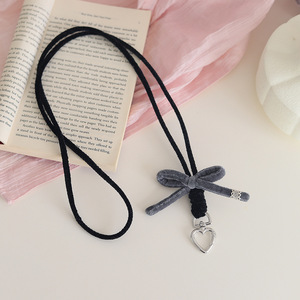 Lanière de téléphone portable en polyester style coréen hiver, avec nœud cœur floqué, élégante, pour femme, à porter en bandoulière - Product Image 1