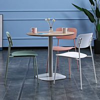 Chaise de salle à manger de style minimaliste avec siège en plastique et pieds en métal durables, idéale pour les cuisines de petite taille