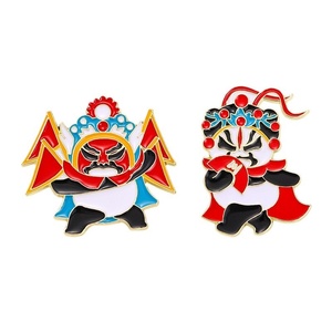 Broche de Ópera de Sichuan con Panda Cambiante de Rostro y Broche de Ópera de Pekín con Técnica de Goteo de Aceite, Esencia Nacional China - Product Image 5