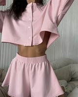 Ensemble de détente deux pièces rose pour femme, haut court boutonné à manches longues et short fluide à taille élastique, pyjama décontracté d'été, vente en gros personnalisée