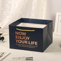 Luxuriöse Blumenstrauß-Tragetasche aus Papier mit Rosenmuster, quadratische Kuchenverpackung mit Kordelgriff für Party-Feier-Geschenk.