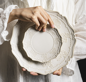 Service de table personnalisé en porcelaine gaufrée Carrousel, assiettes, bols et tasses en céramique durables pour la vente en ligne et les cadeaux - Product Image 1