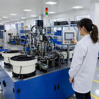 Machine d'assemblage de pinces à linge en plastique entièrement automatique à haute efficacité QFW