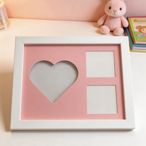 Cœur en carton. Placé sur une surface plane ou accroché au mur. Cadre <span class=keywords><strong>photo</strong></span> commémoratif pour <span class=keywords><strong>les</strong></span> empreintes <span class=keywords><strong>de</strong></span> <span class=keywords><strong>mains</strong></span> et <span class=keywords><strong>de</strong></span> pieds d'enfants - Product Image 4