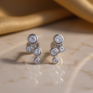 E1548 Orecchini a Perno in Oro Bianco con Diamante Rotondo Incastonato, Design Geometrico Minimalista, Gioielli Raffinati da Donna - Product Image 2