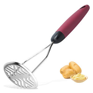 Écrase-pommes en acier inoxydable avec manche rouge, compatible lave-vaisselle, pour usage en cuisine - Product Image 1