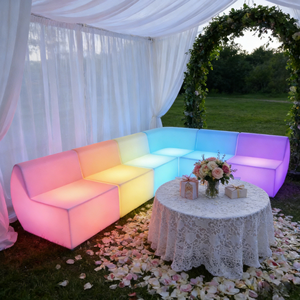 Ensemble de canapés en plastique PE avec logo personnalisé éclairé par LED, mobilier pour événements de mariage avec éclairage RGB à 16 couleurs changeantes, Di Divano <span class=keywords><strong>a</strong></span> LED - Product Image 1