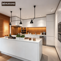 Meuble de cuisine de style scandinave, blanc, à panneaux plats, avec accent en bois, et coin évier encastré