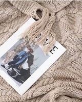 Plaid en tricot torsadé de luxe avec pompons pour la literie ou le canapé