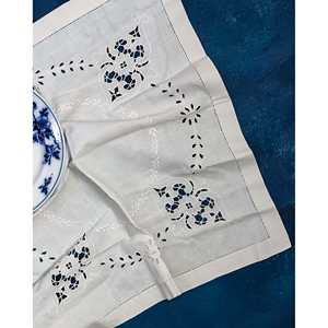 Nappe en lin blanc, broderie ajourée, pour la maison, les mariages, les fêtes, les acheteurs commerciaux, les hôtels, marque non tissée Fiammetta - Product Image 4