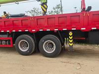 Camion grue Sinotruk Howo 4x2, grue télescopique hydraulique de 4 tonnes avec caisse de chargement