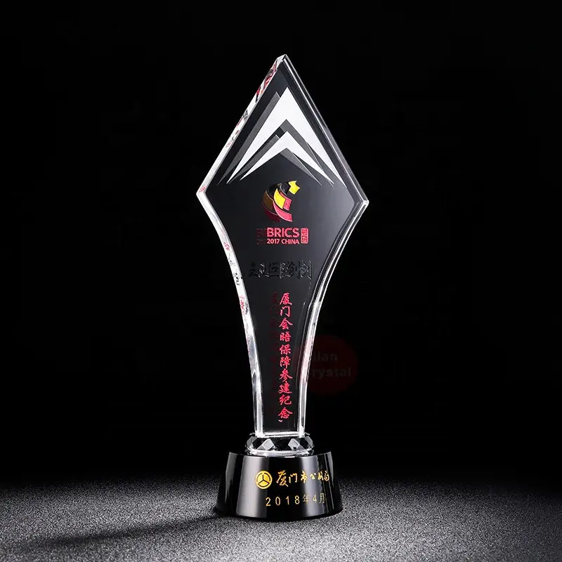 Toptan oyulmuş kristal yeni tasarım kazınmış kristal kupa ödülleri Trophy