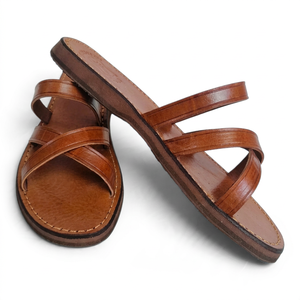 Sandales plates en cuir marron à bout ouvert, à brides croisées, à enfiler, cousues à la main, chaussures décontractées d'été, largeur large disponible - Product Image 1