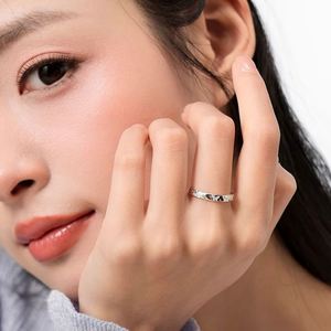 Anillo de Pareja de Mariposas Luminosas Plateadas para el Día de San Valentín, Anillo Abierto Ajustable que Brilla en la Oscuridad para Hombre y Mujer - Product Image 3
