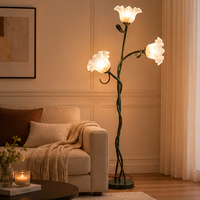 Lampe sur pied élégante à 3 têtes de fleurs, tige en fer torsadée, abat-jour en verre givré, lampe sur pied vintage pour la décoration de la maison et du salon