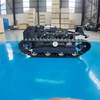 Le robot tondeuse à gazon télécommandé sur chenilles tourne sur place, et la lame plate s'illumine et s'abaisse automatiquement.