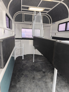 Remolque de Transporte Equino <span class=keywords><strong>ADR</strong></span> de Doble Eje con <span class=keywords><strong>Carga</strong></span> Recta para 2 Caballos - Product Image 2