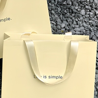 Sac cadeau en papier jaune clair, sac de transport en papier d'art, sac de shopping personnalisé avec logo pour l'emballage de vêtements et de produits de beauté