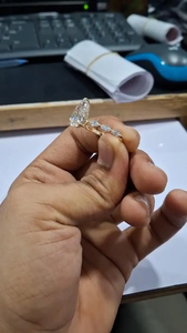 Bague de fiançailles en diamant de laboratoire poire 3.00 carats, plaqué or rose, style hip-hop, avec pierres latérales en diamant, bijoux fins de mariée - Product Image 4
