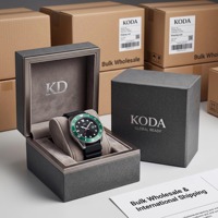 Montre personnalisée avec logo, étanche, pour homme, avec lunette verte et mouvement à quartz, design sportif pour un usage quotidien professionnel.