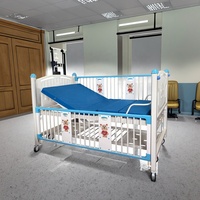 Lit d'hôpital pédiatrique portable réglable à assistance pneumatique avec barrières relevables et perfusion pour les centres de jour
