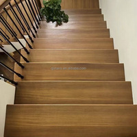 Pédale d'escalier et contremarche en teck haut de gamme personnalisées, de style moderne, pour un espace d'escalier vertical haut et bas à l'intérieur