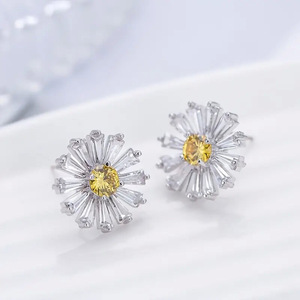 Orecchini pendenti a margherita per donna, in ottone con perle finte, gioielli classici da fidanzamento - Product Image 3