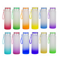 Bouteille d'eau en verre givré en gros avec logo personnalisé et couvercle pour l'hydratation quotidienne des élèves du primaire