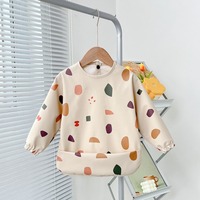 Bavoirs bébé imperméables colorés à bon prix, en PU lavable, avec poche, à manches longues et couverture intégrale