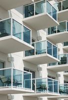 Système de garde-corps modulaire en aluminium et acier inoxydable avec panneaux en verre trempé pour projets résidentiels et commerciaux de balcons