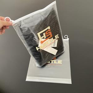 Sacs à fermeture éclair en PVC givré personnalisés avec logo imprimé, emballage pour vêtements, sacs à fermeture éclair sur mesure avec votre propre logo - Product Image 1