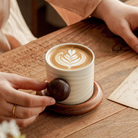 Tasse à café en céramique avec anse en bois 150ml 320ml, tasse à latte texturée ondulée avec soucoupe ronde en bois, vaisselle de café