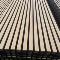 Panneau mural insonorisé en fibre de polyester de surface en chêne teck MDF décoration intérieure panneau anti-bruit insonorisant