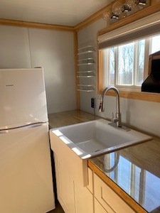 Casa Pequeña de 8 x 20 pies con vistas a las montañas y al lago. ENVÍO GRATUITO A TODOS LOS ESTADOS - Product Image 1