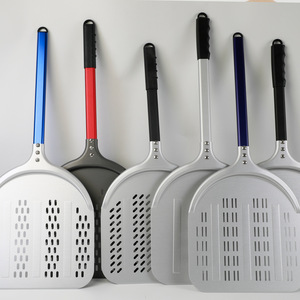 <span class=keywords><strong>Pelle</strong></span> à pizza en alliage d'aluminium perforée en forme de <span class=keywords><strong>pomme</strong></span> de 12 pouces avec manche allongé pour la cuisson au four et le retournement des pizzas - Product Image 1