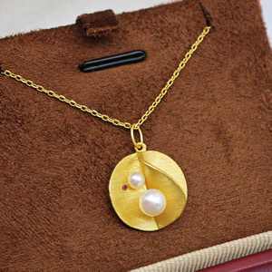 เครื่องประดับ UM เงินแท้ 925 ชุบทอง สร้อยคอจี้มินิมอล มุกน้ำจืดธรรมชาติ ประดับเพทายสีแดง ของขวัญแต่งงานสำหรับทุกเพศ NGTC - Product Image 4