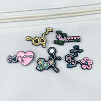 Broche en alliage à motif de structure moléculaire chimique, personnalisée, polyvalente, en forme de fleur d'amour, avec motif émaillé, accessoires vestimentaires