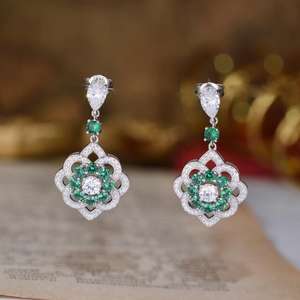 ต่างหูเงินแท้ชุบทองประดับเพชรสังเคราะห์นาโนสีเขียวคิวบิกเซอร์โคเนีย - Product Image 2