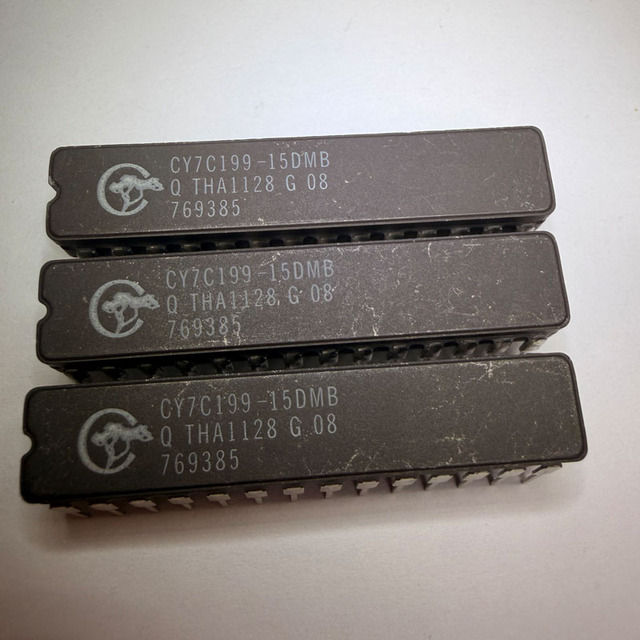 New Original SRAM CY7C199-15DMB Integrated Circuit IC Asynchronous Static RAM 32Kx8bit 15ns High-Speed Memory IC 28-CDIP