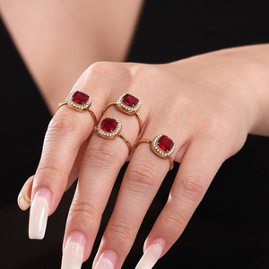 Anillo Abierto de Lujo con Incrustaciones de Gemas Rojas y Cristales - Product Image 2