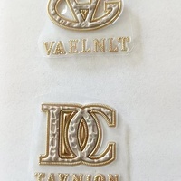 Badge de vêtement en PVC personnalisé à prix de gros usine, logo haute fréquence, lettres dorées thermocollantes pour vêtements