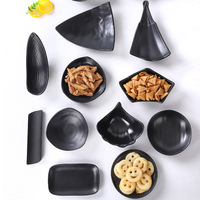 Assiette à accompagnement minimaliste de style japonais en mélamine noire, petite et de forme irrégulière, pour bar/KTV