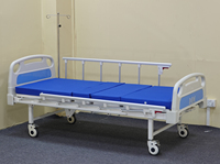 Lit d'hôpital à profil bas avec système anti-chute et hauteur réglable pour un transfert facile des patients âgés dans les établissements de soins assistés