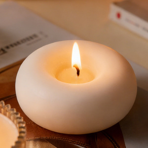 Vela Aromática Artesanal de Cera de Soya Estilo Donut Blanco, Sin Humo, Perfumada, para el Día de San Valentín - Product Image 4