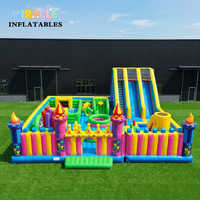 Parc d'attractions gonflable commercial pour terrain de football, aire de jeux gonflable interactive avec obstacles