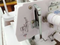 Mini machine à coudre surjeteuse métallique JK257 équipée d'une double aiguille pour la couture de tissus vestimentaires domestiques et industriels