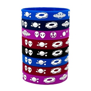 Bracelet en silicone personnalisé avec impression, gaufrage et débossage – Bracelets promotionnels en caoutchouc sur mesure - Product Image 1