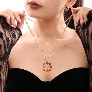 Collar con colgante de copo de nieve navideño romántico, de acero inoxidable, con circonita y efecto de aceite goteante, chapado en oro, con engaste de garra, moderno y a la moda - Product Image 3